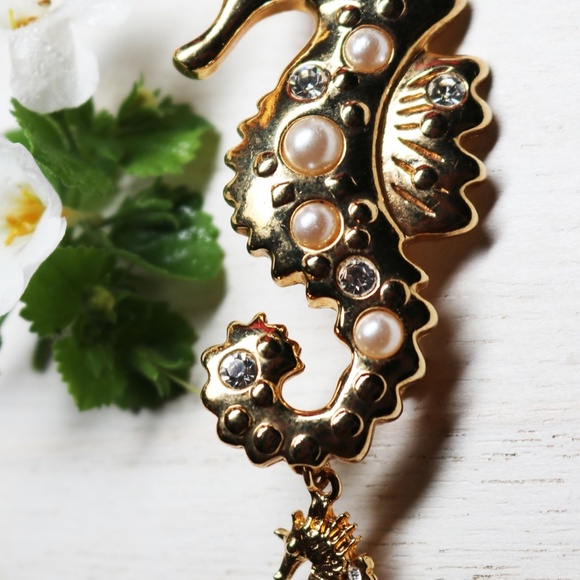 Pearl and Crystal Gold Seashorse Brooch - Picture 6 of 8